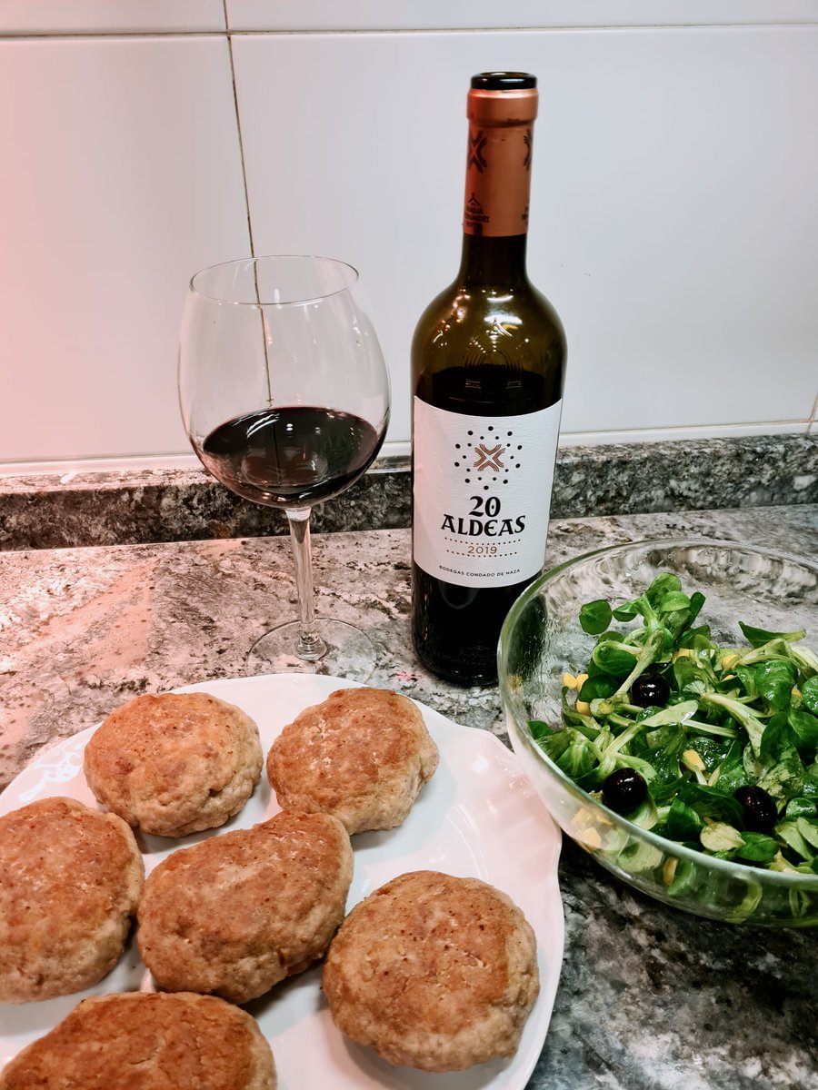 mimundodelvino's tweet photo. A las buenísimas noches #winelovers A tope el día del Papi😍 Nuestro pedazo de #chefvisconti nos deleita con hamburguesas de pavo, ensalada de canónigos y maridado con un señor #vino de #condadodehaza 20 Aldeas 2019 😋🍷
Tenemos que abrir un #txoco ya mismo💪💪#mimundodelvino https://t.co/0ypazyfrMj