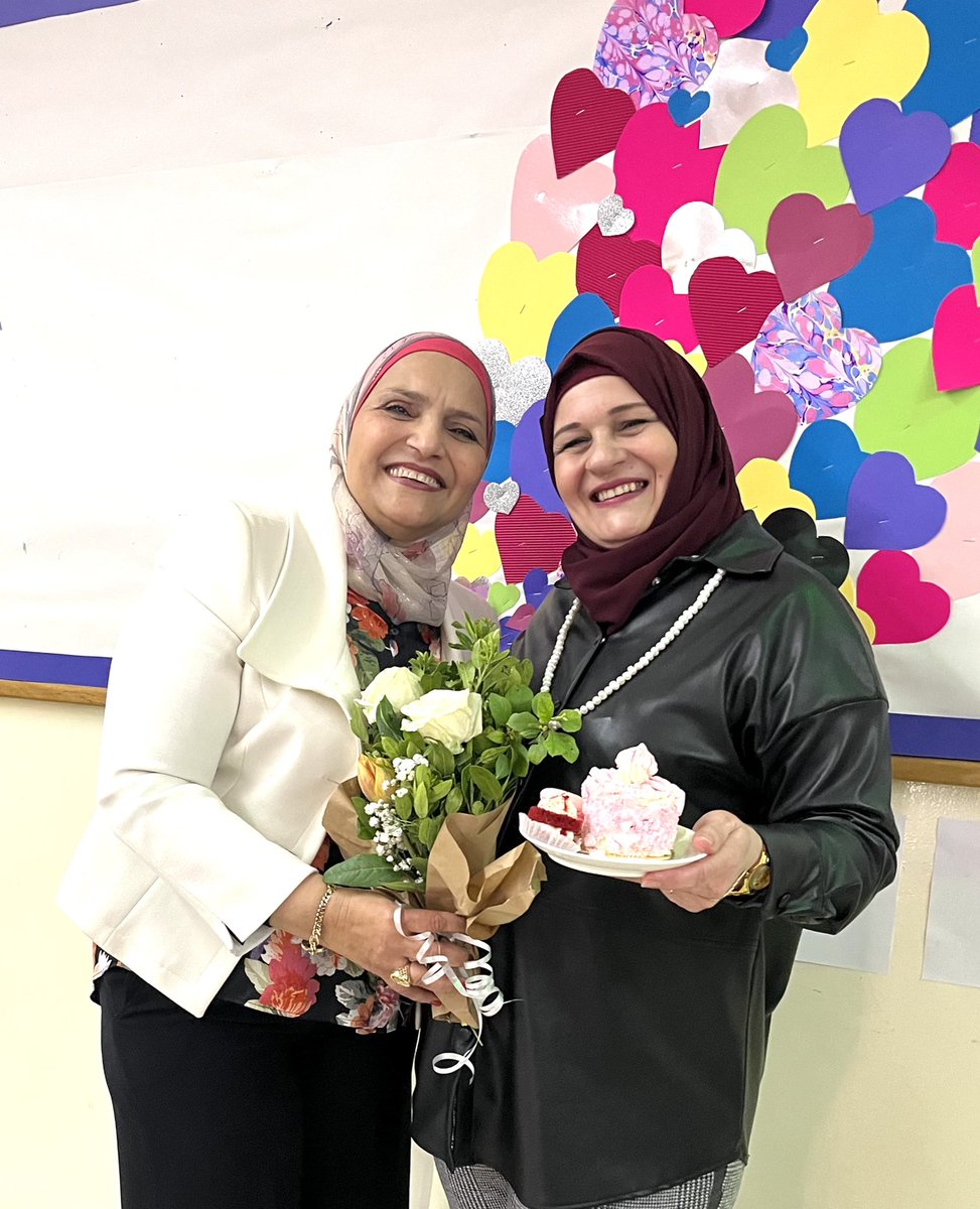 Maysaa_AlMawed's tweet photo. •ماذا أتذكر يا أمي * لا يوجد شيء أنساه
•فالماضي يحمل أزهارا * والحاضر تبسّم شفتاه، 
فاليوم كرّمتني دوحتي في يوم الام  بشخص مديرتي الفاضلة السيدة هنا جمعة باحتفال اروع من رائع  لونه وردي وعطره عبق ماضينا والحاضر https://t.co/iYsqgL2o0D