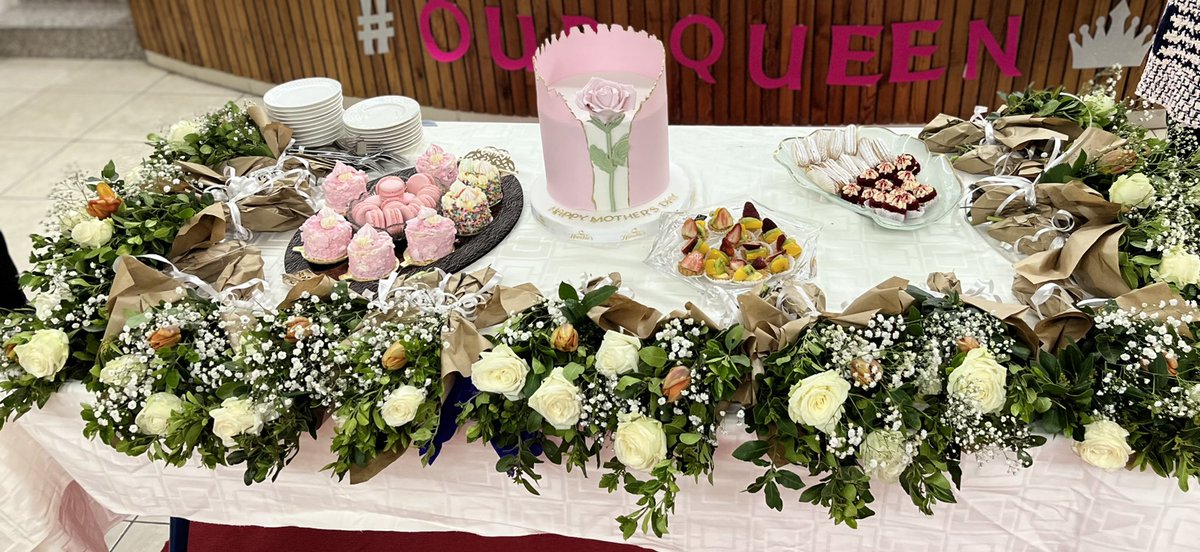 Maysaa_AlMawed's tweet photo. •ماذا أتذكر يا أمي * لا يوجد شيء أنساه
•فالماضي يحمل أزهارا * والحاضر تبسّم شفتاه، 
فاليوم كرّمتني دوحتي في يوم الام  بشخص مديرتي الفاضلة السيدة هنا جمعة باحتفال اروع من رائع  لونه وردي وعطره عبق ماضينا والحاضر https://t.co/iYsqgL2o0D