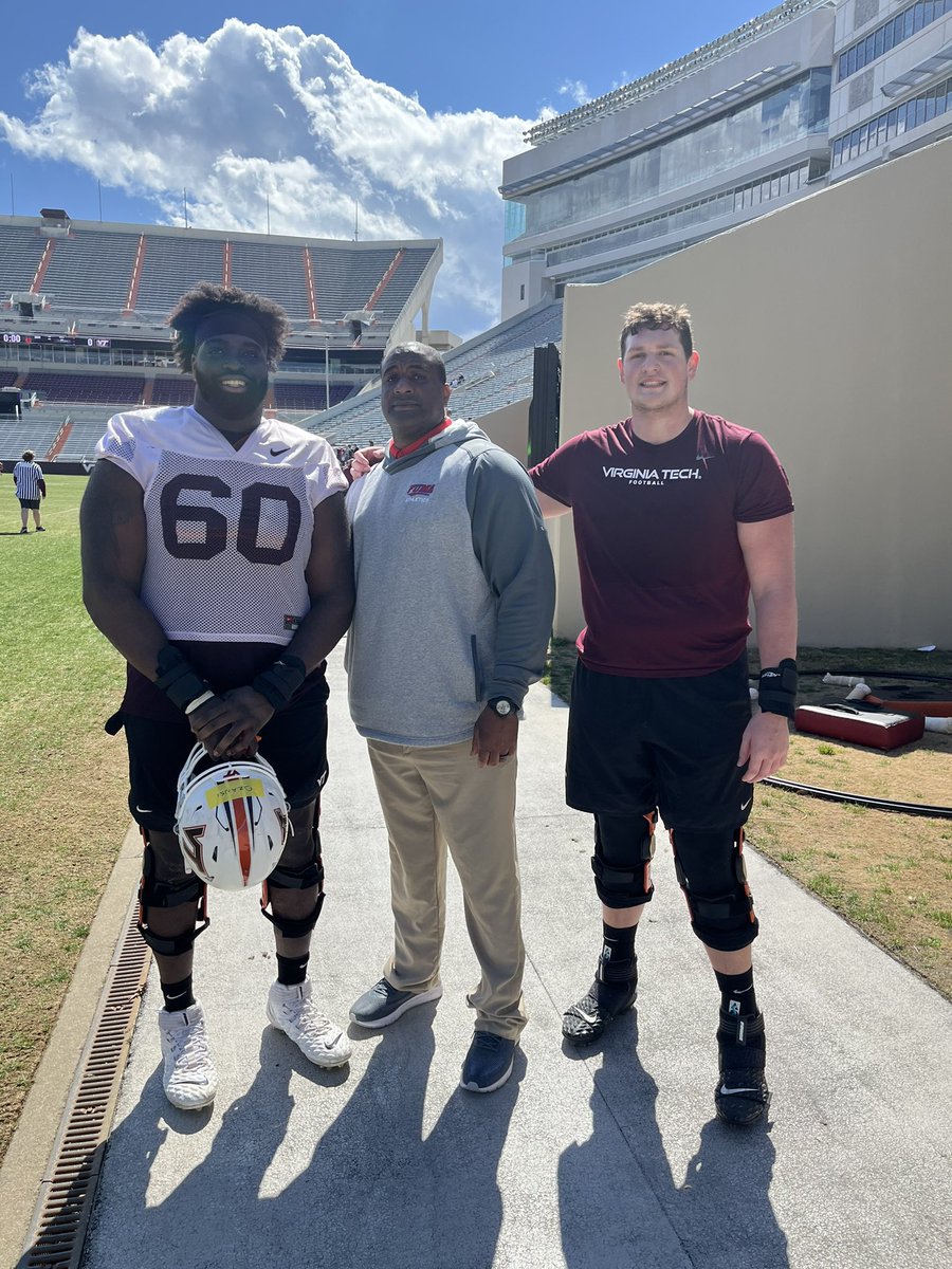 coachroberson42's tweet photo. Fork union military academy family grind never stop 💪💪💯💯🤜🏿🤛🏿 trust the process https://t.co/53bDHGeH3H