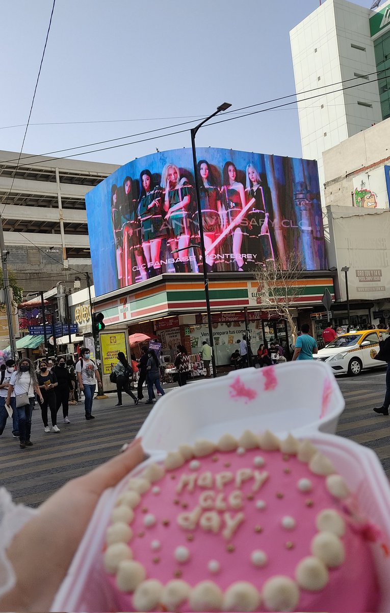 lovelyduckhee's tweet photo. we even bought a small cake to see the ad 🙊 ... it wasn't perfect, but it was something hahaha https://t.co/WnXRz54H9n