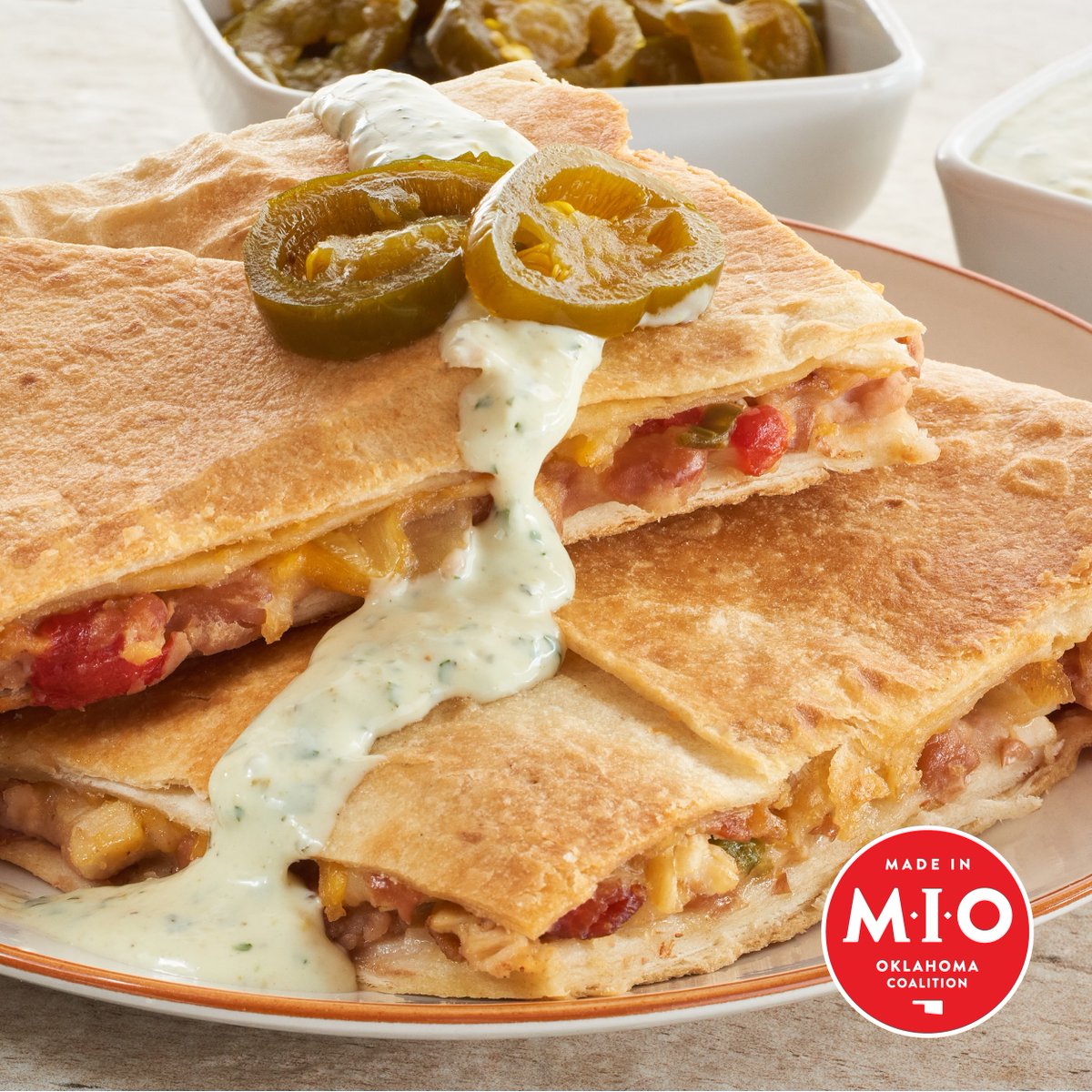 MIOCoalition's tweet photo. 📢 Quesadilla fans, listen up! This Sheet Pan Quesadilla recipe is stuffed with chicken, veggies, beans, bacon &amp; cheese, and it's served with a spicy and creamy jalapeño ranch!! 🤤 Grab it here: https://t.co/oikKe2Brbg
@ScissortailFarm
@BarSFoods
@HilandDairy 
@ace_bowl https://t.co/F71CN8L4Ap