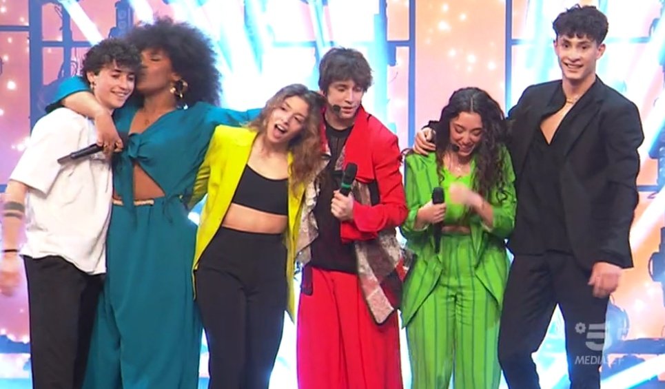 fanxdom_vjds's tweet photo. Ma Sissi Alex e Serena sono le totally spies #FantaAmici #Amici21 #amici22 #19marzo #19Marz #serale #corale https://t.co/rqQd2kMezw