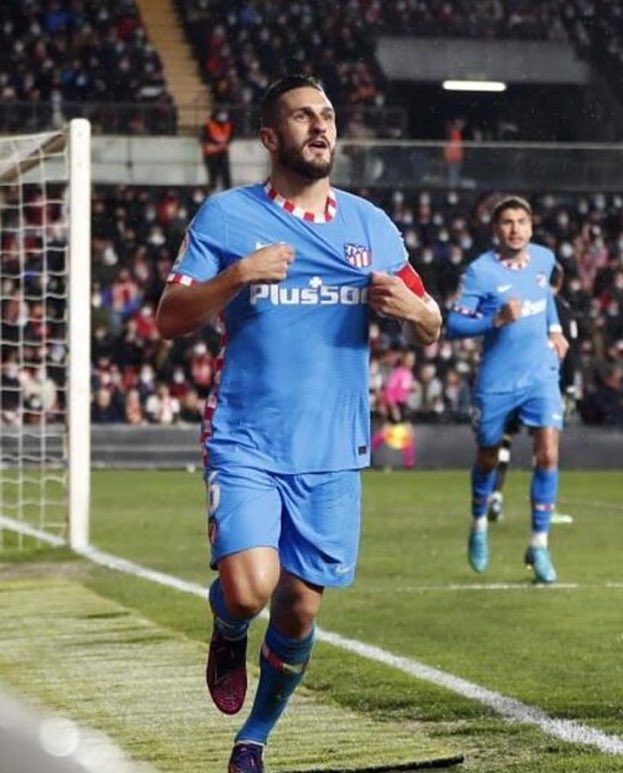 elwandis's tweet photo. Viene de descansar 2 semanitas, el otro día juega con los huevos fuera en Old Trafford, hoy le da la victoria al Atleti en Vallecas y esta noche acabará en Shoko bebiéndose el agua de los floreros. Puro Atlético de Madrid. https://t.co/lcSnG3SOUY