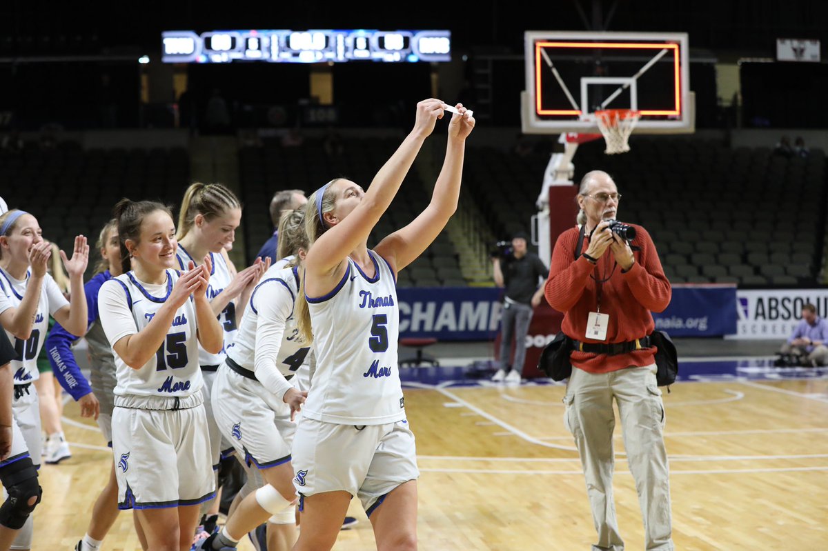 Saints Win !! 🔥🔥 

On to the round of 4! 

Chrisman (12 pts) 
Chrisman (9 rebs) 
Barth (4 asts) 

#LetsGoSaints