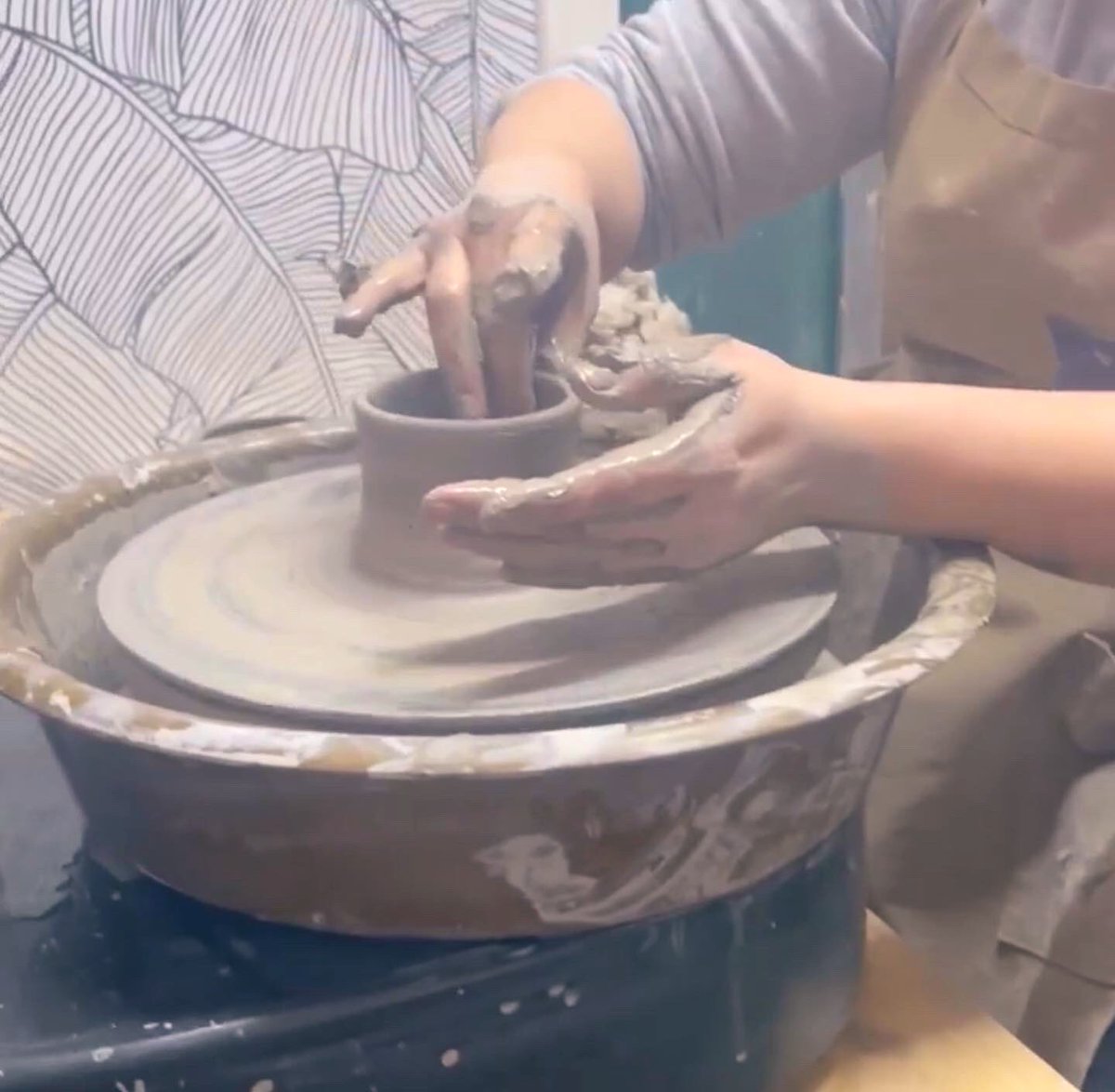 MsZander1's tweet photo. Pottery workshop in the morning was just what I needed today. 🤩🥰😊 #funwithclay #potterycontainer #friends https://t.co/fZvLDt4QHy