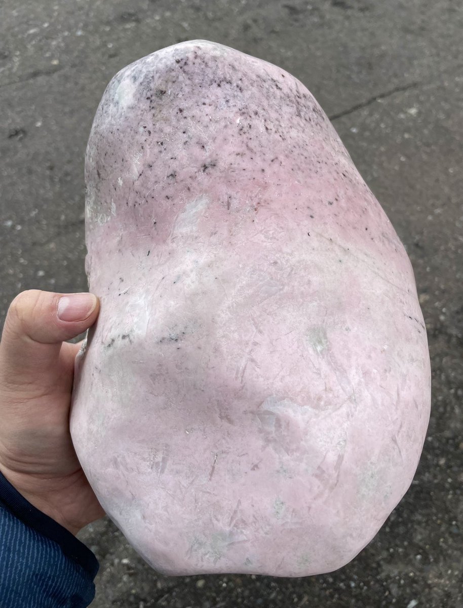 宮崎海岸海中採取のピンク翡翠(桃簾石) 1面切断～欠けあり　1,900g 桃簾石？ | 糸魚川ひすい倶楽部