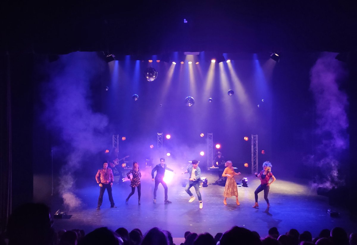 jbct67's tweet photo. Como hemos disfrutado de la #comediamusical #Comounacancióndelos80 🎭 en el #Teatre de Lloret. Nos hemos reído mucho y cantado muchas canciones desde los 80 hasta la actualidad 🎶 Muy recomendable 👌 https://t.co/8sxZCgvlyb
