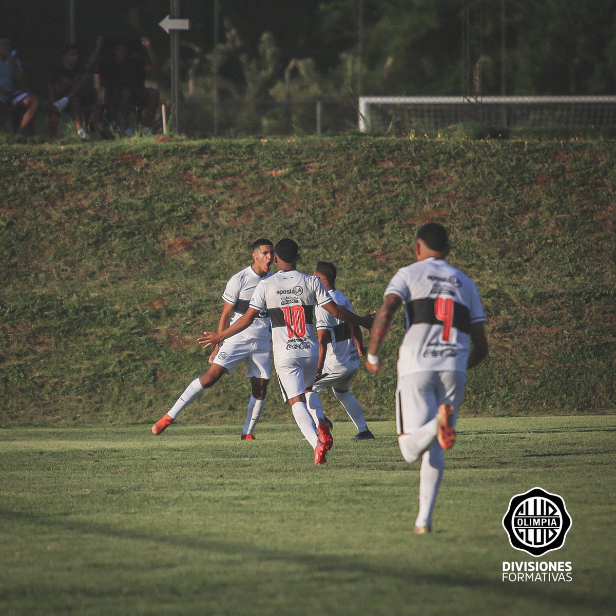 FormativasO's tweet photo. 🔳 #OlimpiaLIVE | #Apertura2022.

➡️ #Sub19 | Fecha 6.

📋 ¡Finalizó el encuentro con victoria franjeada! 

⚽️  Allan Wlk y Derlis Aguilera

➖ Cerro P. (0-2) #Olimpia

#OlimpiaNuncaPara ⚪⚫⚪ https://t.co/VLFkqFe3nt