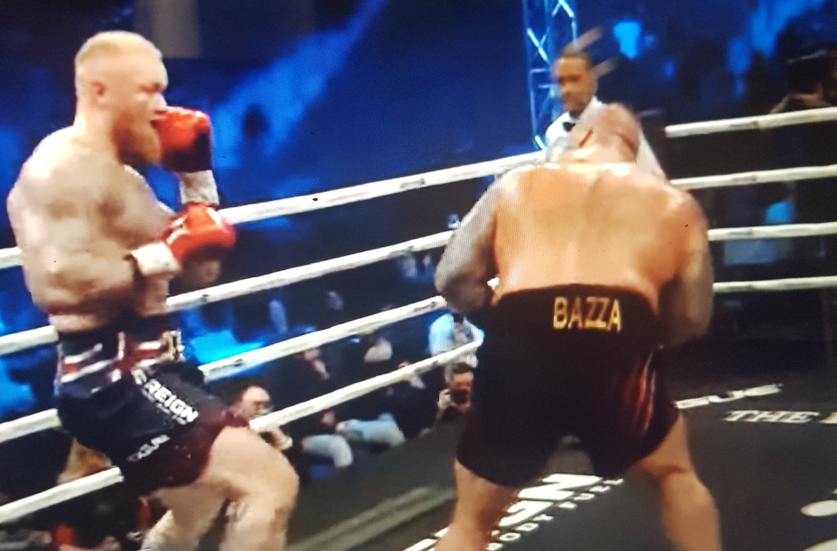 Afhverju var þessi Eddí alltaf einns og hann væri að leita að einhverju undir rúminu sínu? #thorbjornsson #ThorVsEddie