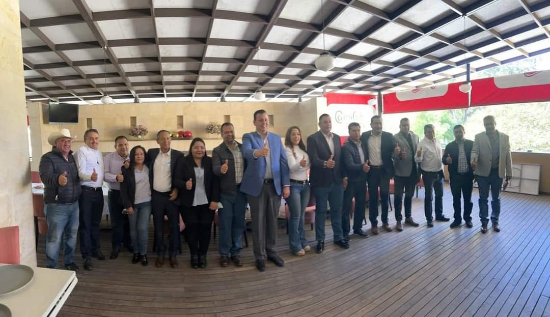 MemoValenciaR's tweet photo. Hoy me reuní con los Presidentes Municipales del partido, agradezco su apoyo firmando para que mi compañera @XochitlRuizG y un servidor podamos registrarnos para participar en el proceso interno para elegir Presidente y Secretaria General del Comité Estatal del @PRI_Nacional. https://t.co/m3FxrcWnnN