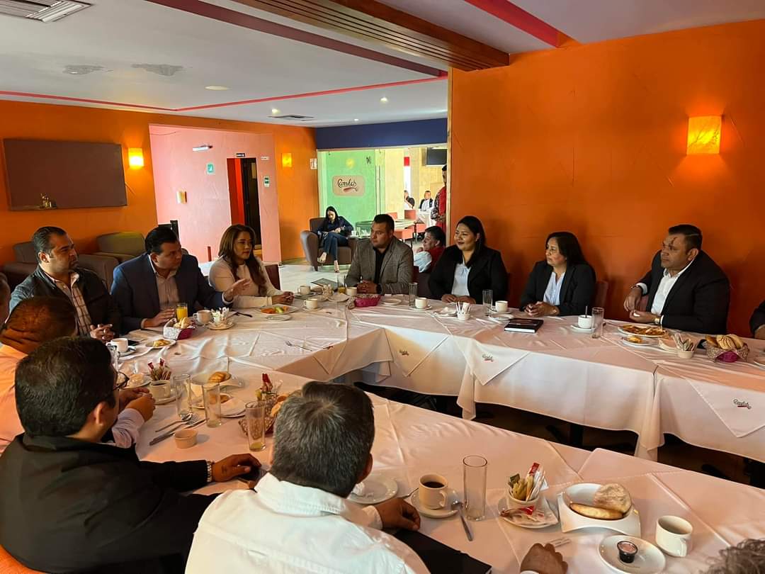 MemoValenciaR's tweet photo. Hoy me reuní con los Presidentes Municipales del partido, agradezco su apoyo firmando para que mi compañera @XochitlRuizG y un servidor podamos registrarnos para participar en el proceso interno para elegir Presidente y Secretaria General del Comité Estatal del @PRI_Nacional. https://t.co/m3FxrcWnnN