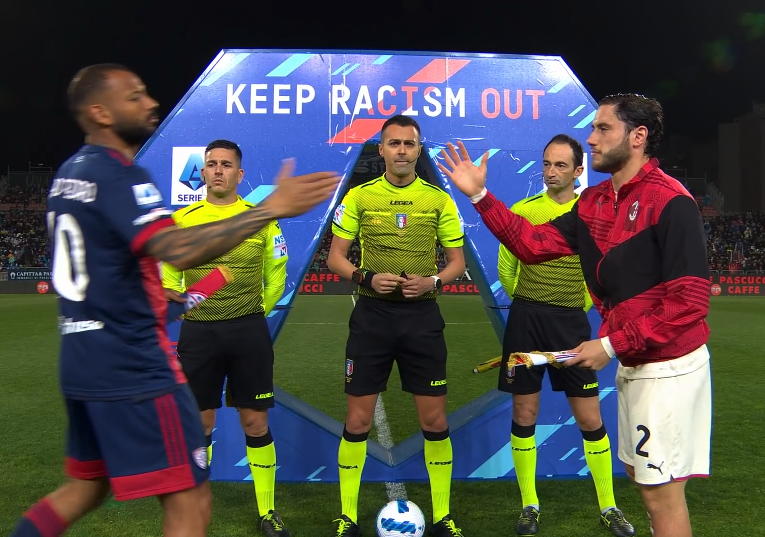 sechesi's tweet photo. La Serie A è quel magico posto in cui una partita comincia con il cartello "Keep racism out" e finisce con una rissa per insulti razzisti. Unici. #CagliariMilan https://t.co/IpQj4ClE92