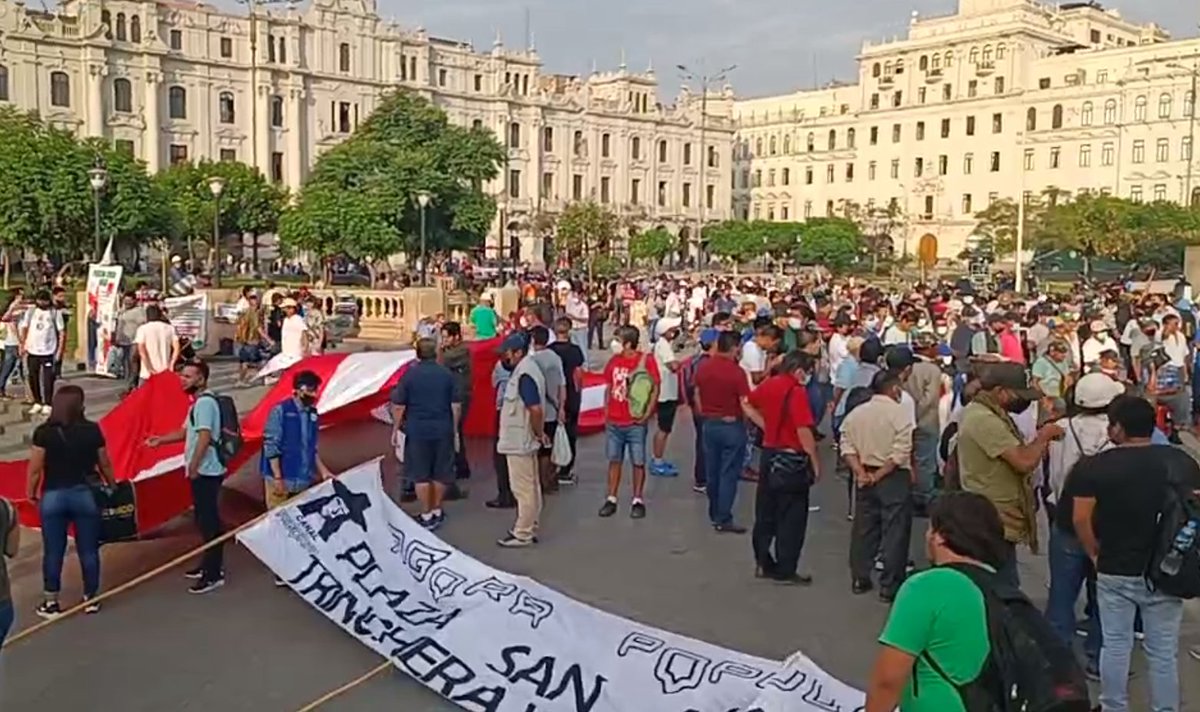 COLECTIVODIGNID's tweet photo. #Marcha: Van llegando las primeras delegaciones a la Plaza San Martín. Que tu indignación vaya más allá de las redes. No faltes!

#IndultoEsInsulto #tomalacalle #FujimoriNuncaMas https://t.co/J3X1WVUtIa