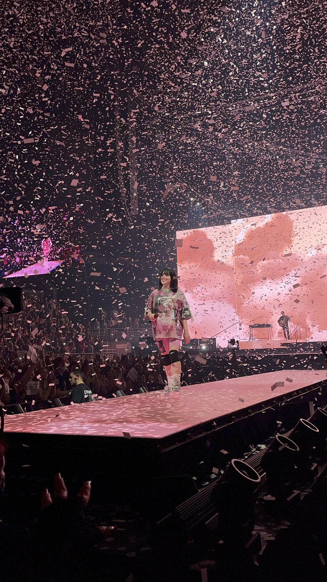 _daylightash_'s tweet photo. here are some of my favorite pics i took of billie at the omaha show🤍🤍🤍 #HTEomaha #happierthanevertour https://t.co/S2IgueEMjT