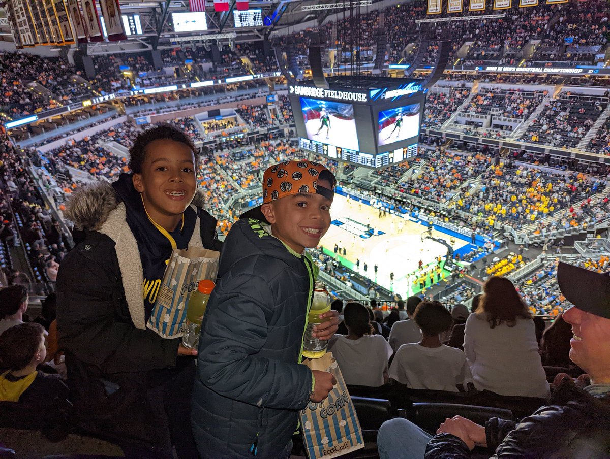 CharlesScrase's tweet photo. #mmselfie #MarchMadness2022 #goblue https://t.co/DvOblKo0VF