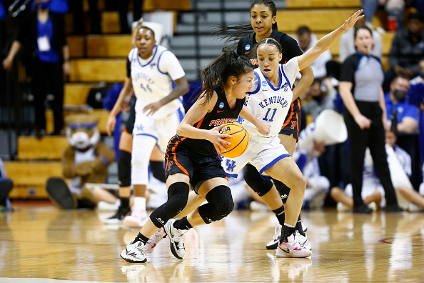 ESPNInsights's tweet photo. Kentucky men lost to No. 15 Saint Peter’s on Thursday and Kentucky women lost to No. 11 Princeton today.

Kentucky is the 1st school to see both its men's and women’s teams lose its opening NCAA Tournament game vs a double-digit seed in the same year since Florida in 2002. https://t.co/8892HlK29q