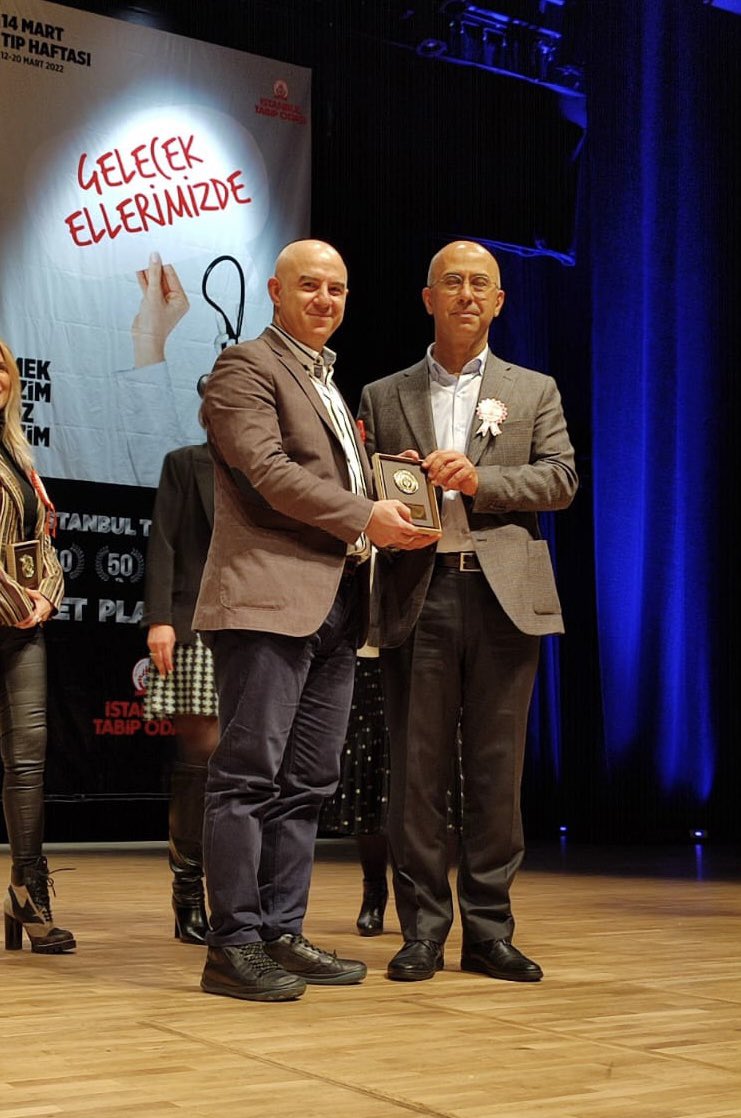 drhakanozkan's tweet photo. Meslekte 25. yıl plaket töreni… 
Hekimlik mesleğinde 25. Yılı doldurmanın sevincini, heyecanını ve gururunu yaşadık. 
Teşekkürler İstanbul Tabip Odası.
İstanbul Üniversitesi Cerrahpaşa Tıp Fakültesi 1997.
#ctf97 #hizmetplakettöreni https://t.co/ZBr9MArCsU