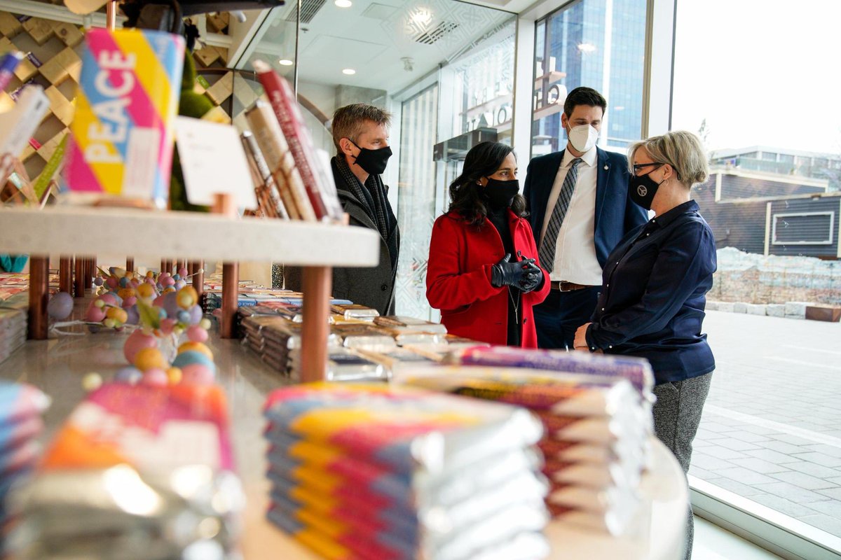 AnitaAnandMP's tweet photo. After fleeing Syria and coming to Canada, @TareqHadhad and his family founded @PeacebyChoco in 2016, right here in Nova Scotia.

Today, this great Canadian business is selling Peace for Ukraine chocolate bars, with proceeds being donated to @RedCrossCanada relief efforts. https://t.co/Ger1HYW69J