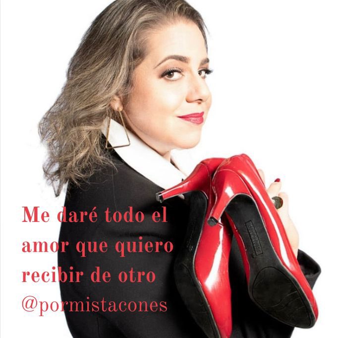 vzlasinbarreras's tweet photo. Evlin Pérez

Ella es @PORMISTACONES artista, life coach, creativa publicitaria, creadora, escritora, cantante y nos habla de amor propio. 

Nos cuenta que podemos amar el color rojo en los labios y no tenemos que usar tacones con frecuencia y no pasa nada; también ⬇️ https://t.co/7ciKrjsPee