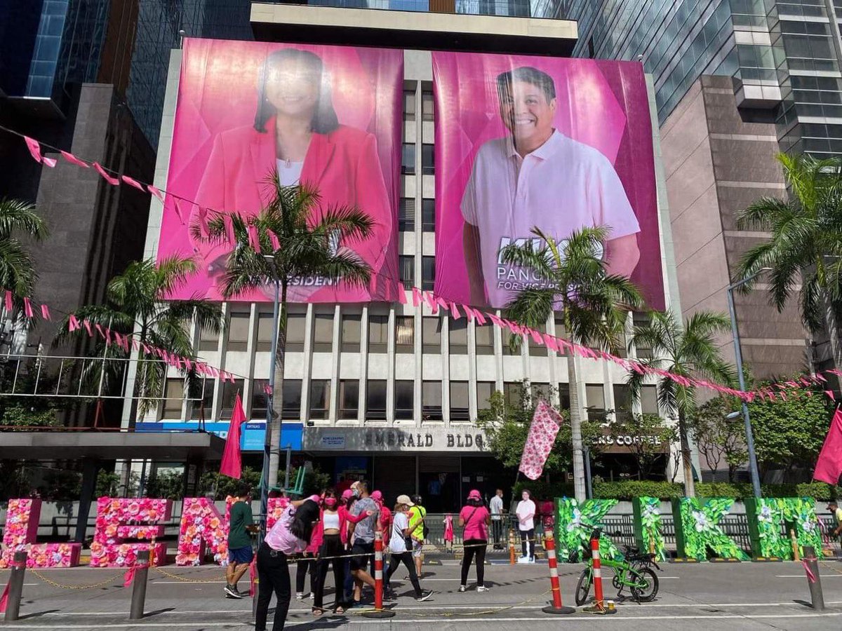 rapplerdotcom's tweet photo. LOOK. Giant tarps from Negros Occidental now grace a Pasig building for today’s Leni-Kiko rally. Laban Leni Negros Occidental (LLNO) told @rapplerdotcom that a volunteer flew in with the tarps following a request from Pasig organizers. | @indayevarona

📷 David Villagracia, LLNO https://t.co/NRUfTfcBzq