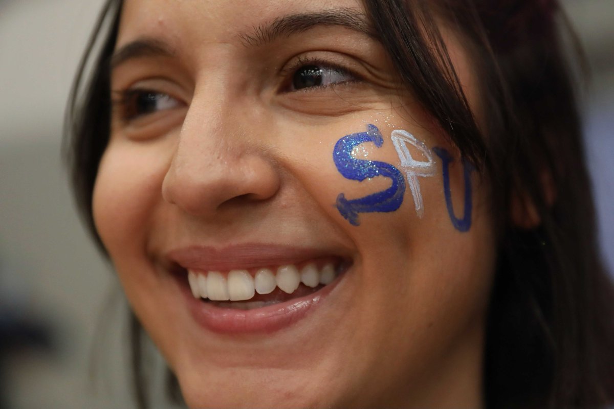 JerseyCity's tweet image. 🏀JERSEY CITY HEADS TO THE SWEET 16!!!🏀
It's official: Saint Peter's University defeats seventh-ranked Murray State. St. Peter's students seen here screaming on their fellow classmates tonight from the #JerseyCity campus.

#MarchMadness #StrutUp @PeacocksMBB