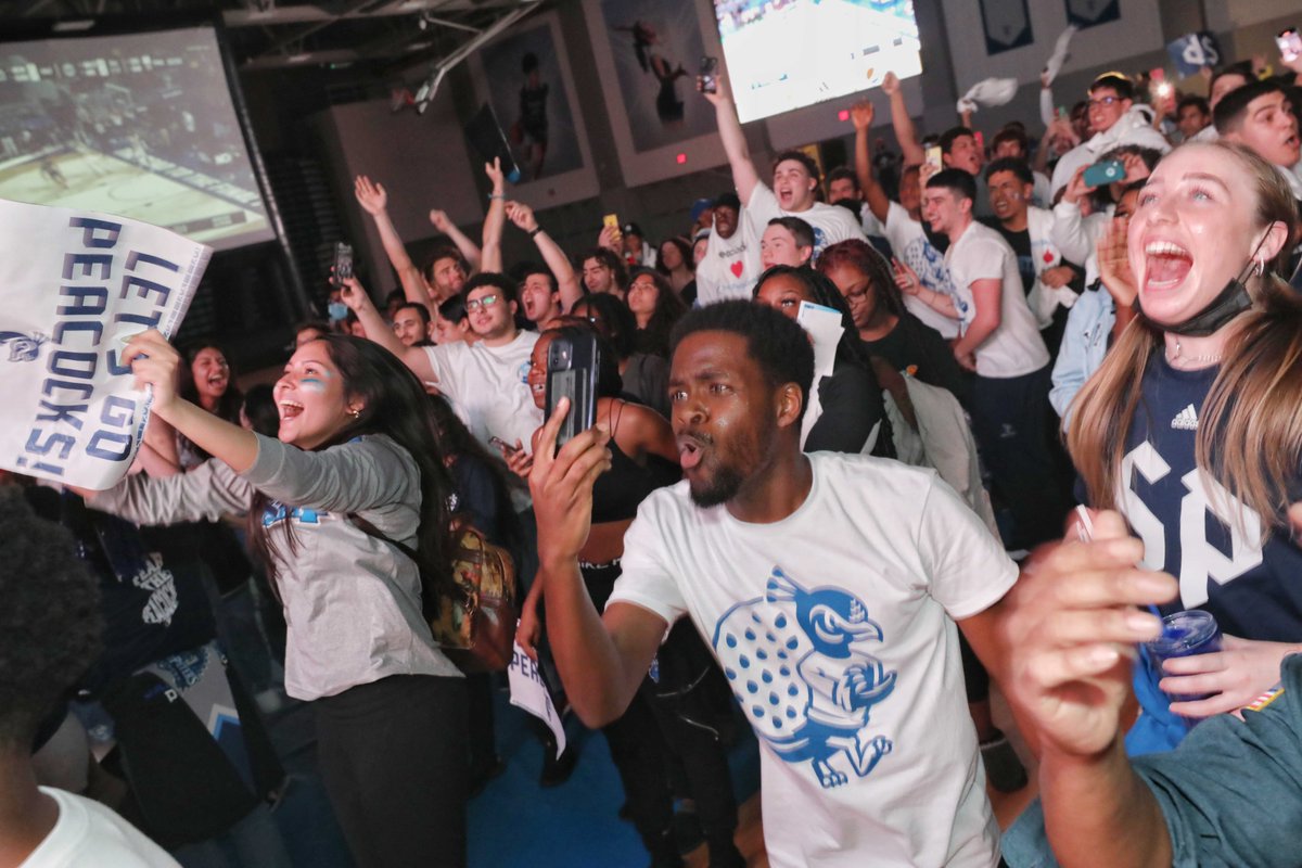 JerseyCity's tweet image. 🏀JERSEY CITY HEADS TO THE SWEET 16!!!🏀
It's official: Saint Peter's University defeats seventh-ranked Murray State. St. Peter's students seen here screaming on their fellow classmates tonight from the #JerseyCity campus.

#MarchMadness #StrutUp @PeacocksMBB
