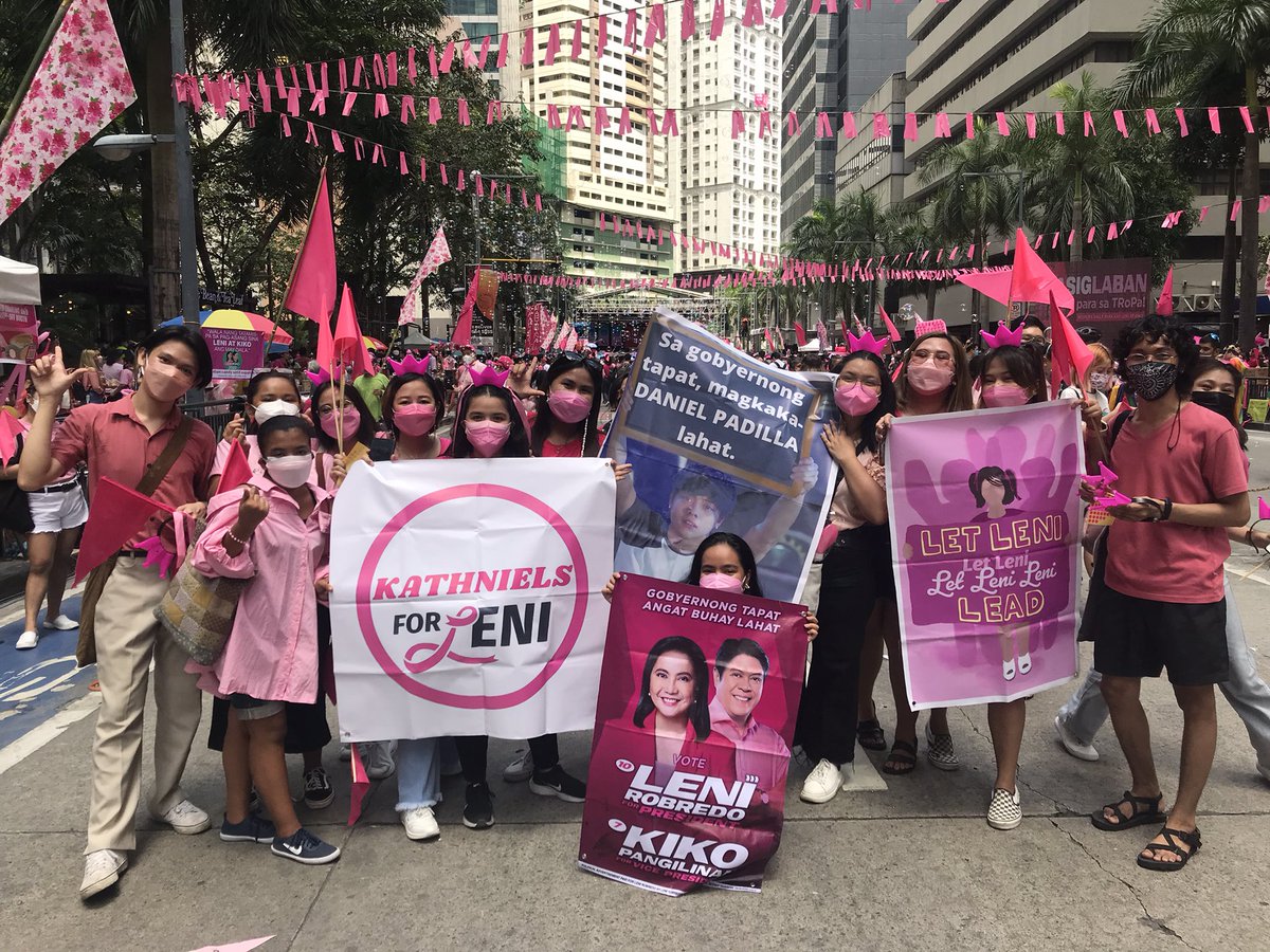 rainahverse's tweet photo. READY NA KAMEEEEE

#KathNielsForLeniKiko 
KathNiels KAKAMPINK sa Pasig https://t.co/SPZi4p2H4A