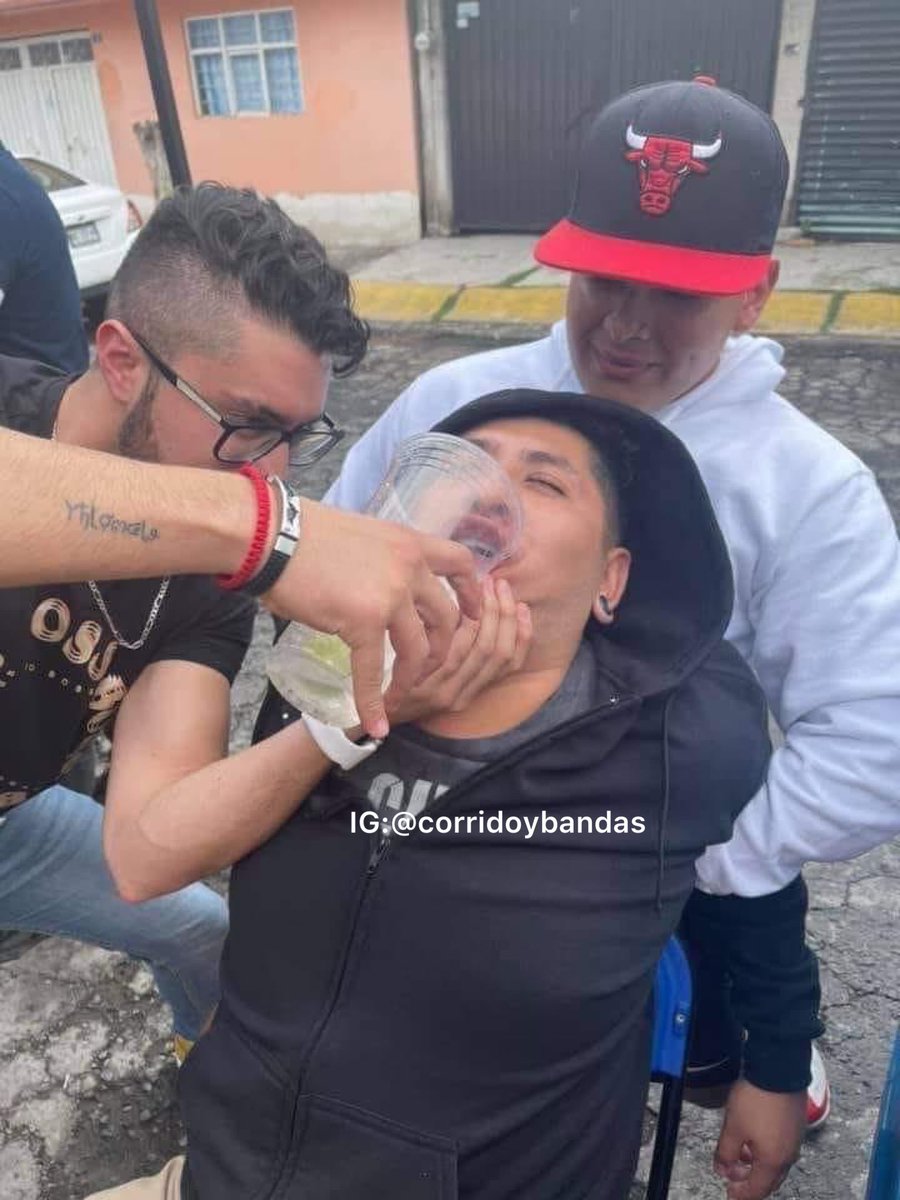 Mi mamá: no creo que tus amigos te obliguen a tomar               
                                                 
Mis amigos: