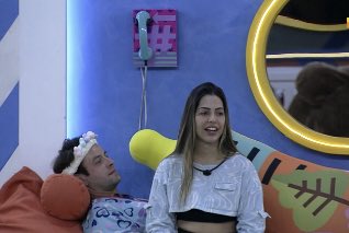 gigitwitta_'s tweet photo. Eles plantados em frente ao bigfone mas um tempo atrás criticavam o Arthur por fazer o msm, qnd a água bate na bunda né KKKKKKKKKKK https://t.co/9ouC86NhXQ