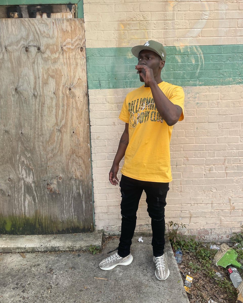 4SNHSBA4's tweet photo. Ain’t nobody hold my hand had to walk by myself 🤞🏾 https://t.co/cIlEhUbTia