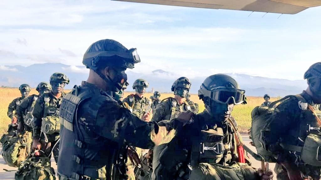dhernandezlarez's tweet photo. Junto al MG @CsarMendezLope1  @Cmdtegral_AMB y nuestros Comandantes de componentes en el frente de las acciones Cmdte @CODAI_FANB,  @cmdtecodai, Cmdte @ArmadaFANBVzla @Alexjvb44,  como un solo brazo en la ejecución de la operación "Vuelvan Caras" Independencia o nada! https://t.co/uGARY6qujO