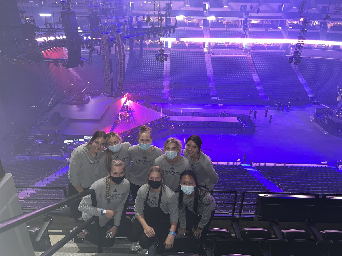 hajokep's tweet photo. Hey @billieeilish we are working concessions at your concert so we can go to Brazil &amp; compete against other volleyball teams. The NCAA only allows this every 4 years. We’d love your support in any form!❤️ https://t.co/syYy1A3JOq @RegisVolleyball @RegisRangers @BallArenaDenver https://t.co/bkH0riALHw