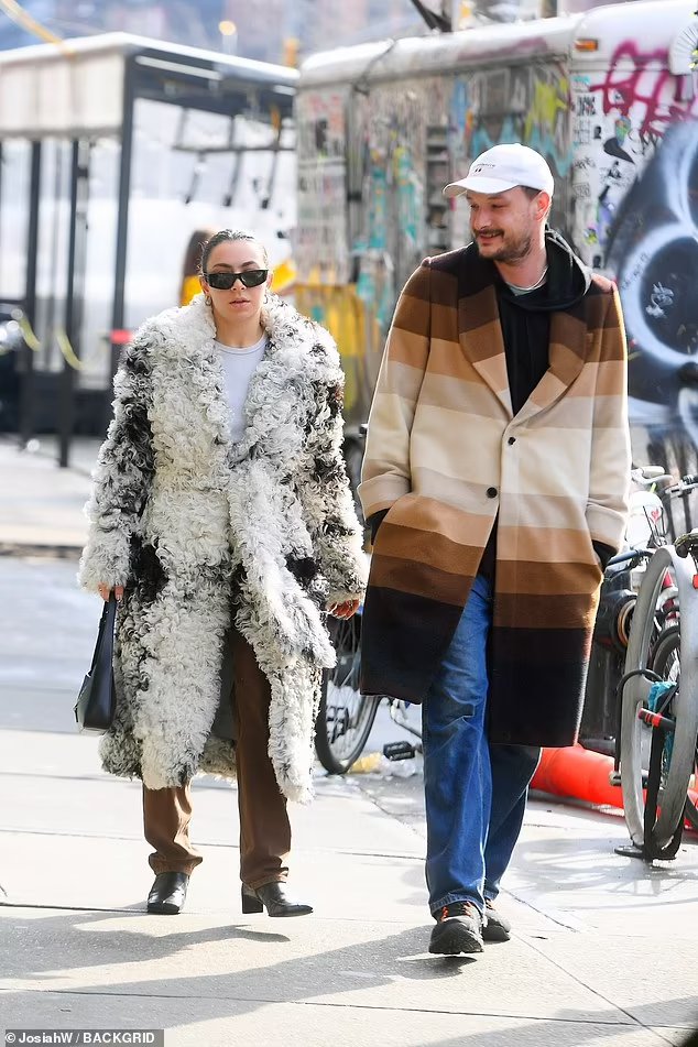 onlinedlid's tweet photo. Novas fotos de George Daniel e Charli XCX, em Nova Iorque no começo do mês. https://t.co/GUb9QS8uqJ