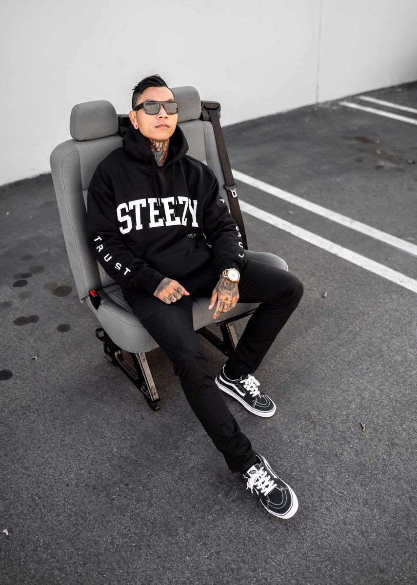 imbryanvee's tweet photo. Just a lil sneak peek at what my boy @randall_pich and I are cooking up. Nobody is gonna do NFT apparel like we’re about to do it. Fuck that. No ceiling on this STEEZY shit. LFG @steezyapegang #LVFT #TOPTHREADS #STEEZY #SAG 💎🚀🔥 https://t.co/Nul9Wwe0T3