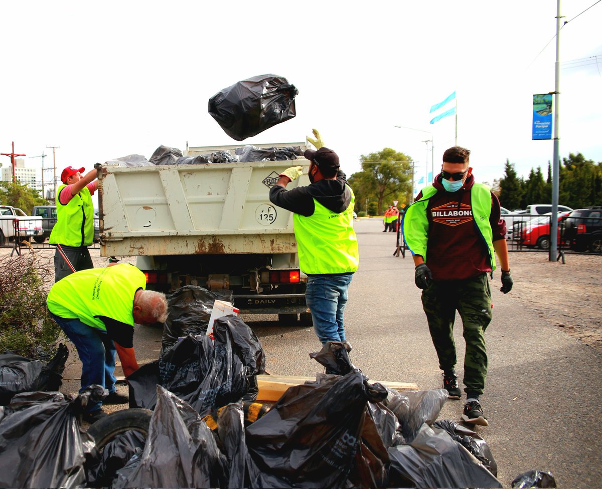 MauSerenelli's tweet photo. #HOY Junto @MovyCiudadano  y equipos de las demás Secretarias de la Municipalidad de Neuquén realizamos la limpieza de nuestras bardas ⛰ (en el Mirador Parque Norte) y separamos la basura para que se reutilice♻️, dentro del programa #Separap https://t.co/9yWM7NuSDO