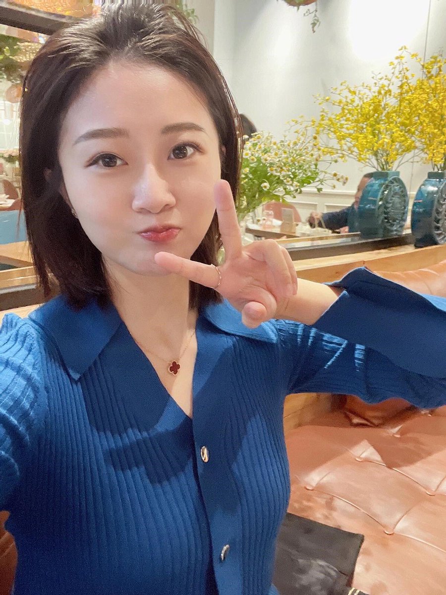 Z0Qu8's tweet photo. 你身上有种易碎感，又有种狠劲儿，也很美好。
你因缺爱而渴望爱，却又总义无反顾的给出爱，很矛盾，也因此真实。
拜托你可以弄丢别人，但别弄丢自己。
共情力应该让你感受到世界的温暖和温柔，如果太强的共情力和同理心让你不开心，那就只做你自己。
如果快乐是种本领，我希望你做最厉害的那个。 https://t.co/GAPkxasZWJ