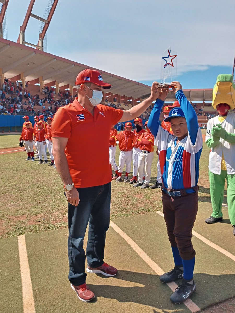 SuselyMorfaG's tweet photo. Gana #Granma los #MatancerosEnVictoria abrazamos a nuestros futuros peloteros @IzquierdoAlons1 entrega el reconocimiento #Matanzas felicita  a nuestro equipo los 🐊✌💓 #CubaVive @DiazCanelB @DrRobertoMOjeda @mariofsabines @CMontiller @DrRobertoMOjeda https://t.co/CPZvX7s2YP