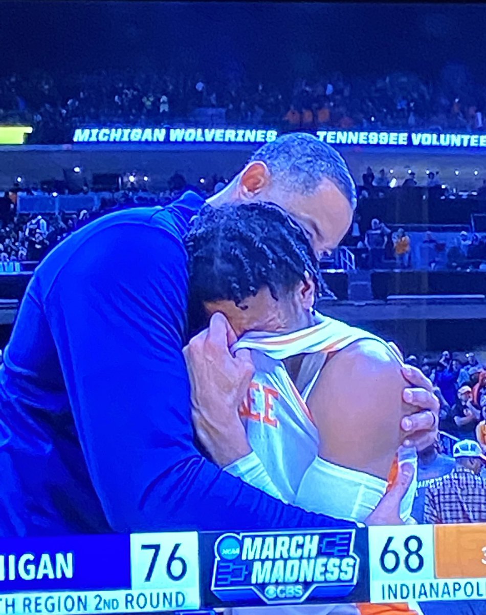 michele_norris's tweet image. This is why you don’t get rid of the handshake line. @umichbball Coach @JuwanHoward consoles opposing Tennessee player Kennedy Chandler after his team’s season ending defeat in a #MarchMadness moment of grace #GoBlue #GoodGoing