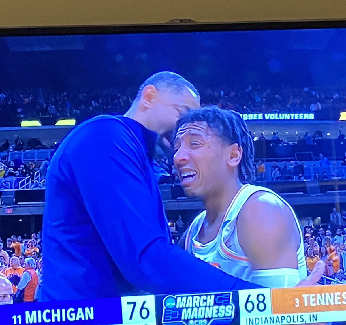 michele_norris's tweet image. This is why you don’t get rid of the handshake line. @umichbball Coach @JuwanHoward consoles opposing Tennessee player Kennedy Chandler after his team’s season ending defeat in a #MarchMadness moment of grace #GoBlue #GoodGoing
