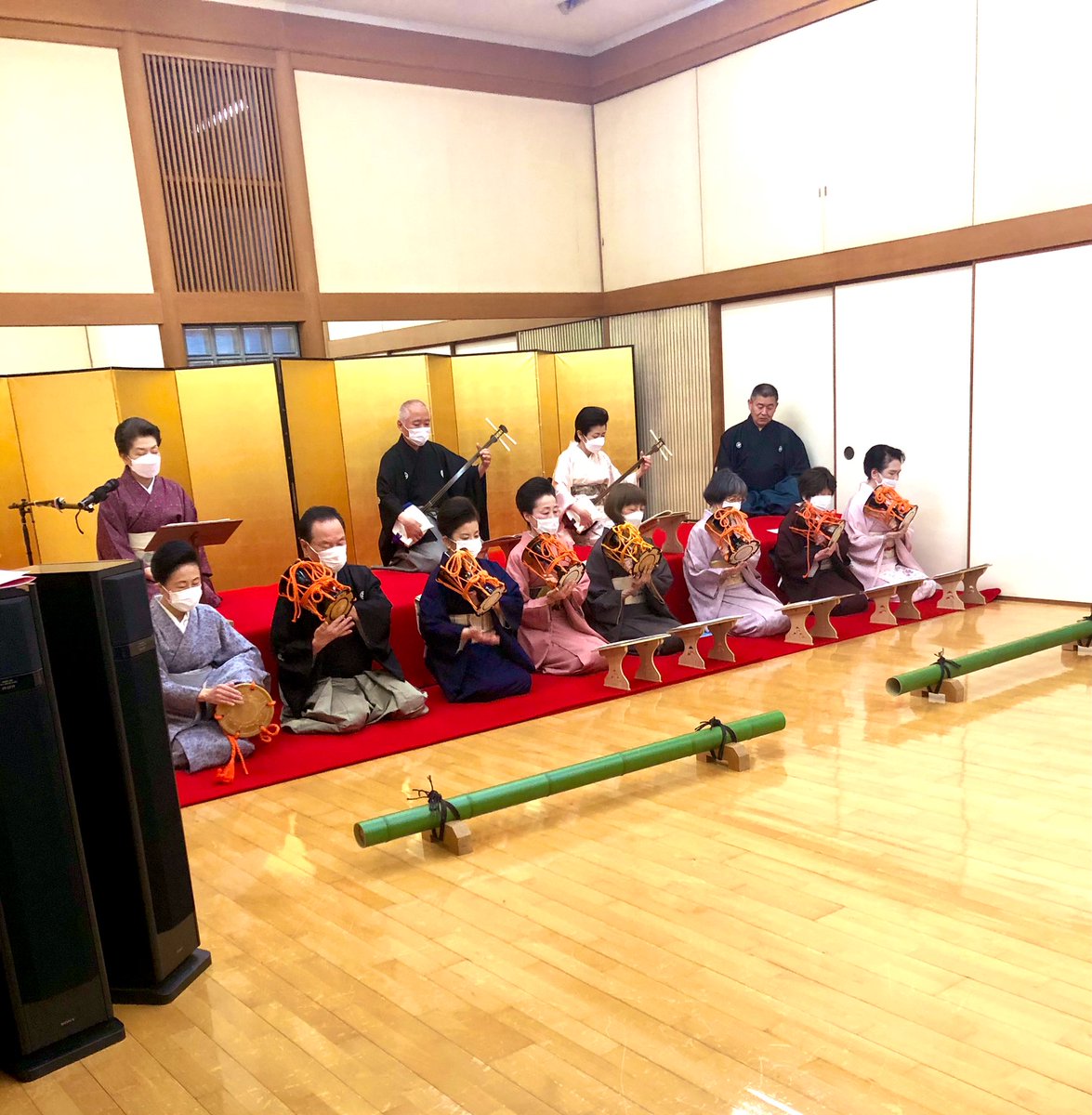 tazae2's tweet photo. 昨日、和楽器ライブ
番町・紫山会館にて
開催させていただきました！

長唄囃子の演奏、

紫山会館ファイナルに
感謝を込めて
「都風流」についての解説と
演奏をさせていただきました。

三味線の仲間の
琵琶のご紹介

東京葭町組合芸妓部の皆さんの
お座敷踊りと

音のお花見、
楽しい一日でした！ https://t.co/huf5U447ZX