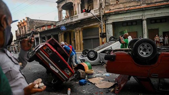 Lizy Acosta (@lizyacosta4) on Twitter photo <a href="/QbaDCorazonR/">QbaDCorazón</a> <a href="/PresidenciaCuba/">Presidencia Cuba 🇨🇺</a> <a href="/DiazCanelB/">Miguel Díaz-Canel Bermúdez</a> <a href="/FrankDCub/">Frank🇨🇺</a> <a href="/RobertoQbaDC/">Roberto QbaD❤</a> <a href="/DefendiendoCuba/">Defendiendo Cuba</a> @ZAxTi <a href="/mesa_tabares/">Alexander Tabares Mesa</a> <a href="/AshlyRiveroR_21/">Ashly Rivero Rodriguez</a> @LuisRam87924796 A ver si yo no entiendo xq creo estoy perdiendo mis facultades mentales
Alguien me puede explicar cómo se le puede llamar a esto acciones pacíficas
O hay un cambio de concepto
#CubaEsJusta
#QbaD❤ <a href="/QbaDCorazonR/">QbaDCorazón</a> <a href="/PresidenciaCuba/">Presidencia Cuba 🇨🇺</a> <a href="/DiazCanelB/">Miguel Díaz-Canel Bermúdez</a> <a href="/FrankDCub/">Frank🇨🇺</a> <a href="/RobertoQbaDC/">Roberto QbaD❤</a> <a href="/DefendiendoCuba/">Defendiendo Cuba</a> @ZAxTi <a href="/mesa_tabares/">Alexander Tabares Mesa</a> <a href="/AshlyRiveroR_21/">Ashly Rivero Rodriguez</a> @LuisRam87924796 A ver si yo no entiendo xq creo estoy perdiendo mis facultades mentales
Alguien me puede explicar cómo se le puede llamar a esto acciones pacíficas
O hay un cambio de concepto
#CubaEsJusta
#QbaD❤
