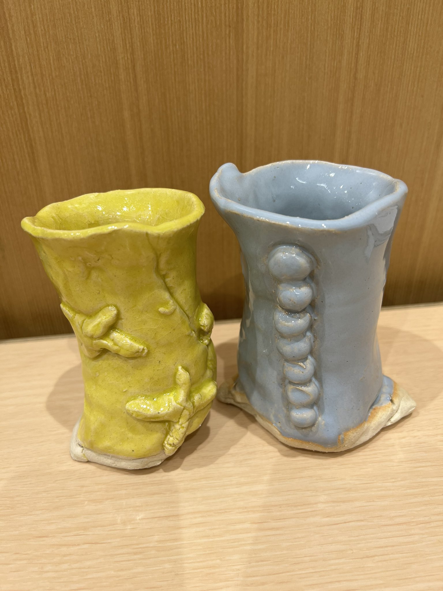 荏田南幼稚園 年長組が卒園制作として陶芸 で鉛筆たてを作りました 父の日のプレゼントでお皿を作ったことはありましたが 今回は立体の作品ということで作り方も少しレベルアップしています 出来た作品を割れないようにそ っと持ち帰り 早速鉛筆を挿し