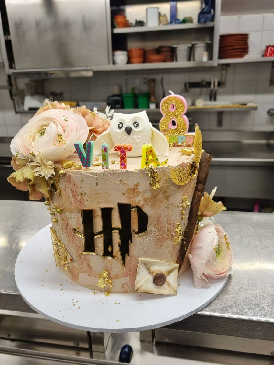 Birthday cake 'Harry Potter'

#cake #HarryPotter20thAnniversary #HarryandMeghan #HarryPotter20thAnniversary #HarryPotterFacts #sweet #yummy #taste