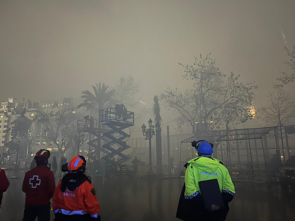 protecivilvlc's tweet photo. Imatges d'unes #Falles22 que s'acaben però que també marquen l'inici de les #Falles23 Durant tot el mes de març el #Voluntariat de @protecivilvlc ha estat #alteucostat per tal d'aconseguir unes #FallesSegures. Gràcies a tots i totes per la vostra ajuda. https://t.co/U0JdK01Wka