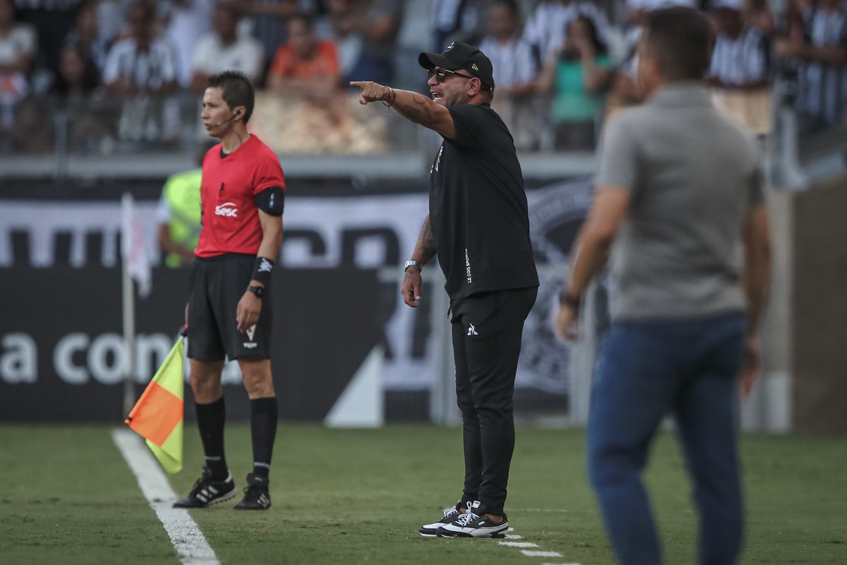 geglobo's tweet photo. Turco explica mudança tática no Atlético-MG e elogia poder de transição: "Top" https://t.co/ylZRB3zq1c https://t.co/R3yoHk5HK3