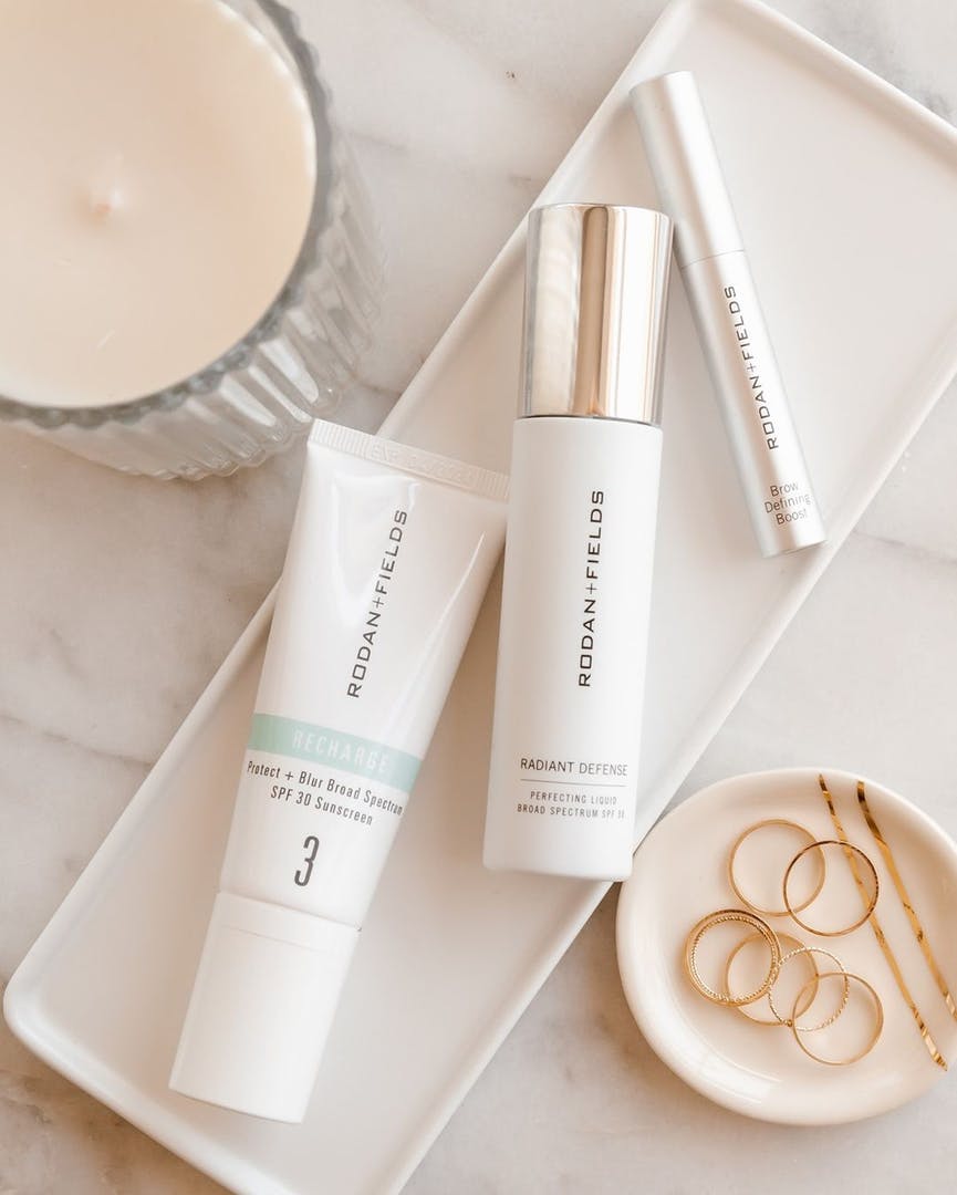 Sisihjones's tweet image. Here’s your quick go to for Saturday errands!!!  
Forget eyebrow tinting. Our multi-tasking brow gel gives the appearance of fuller, thicker + fluffier brows over time for a younger look. go.rodanandfields.com/4zj3f7 #flightattendantskincaresecret #browdefiningboost