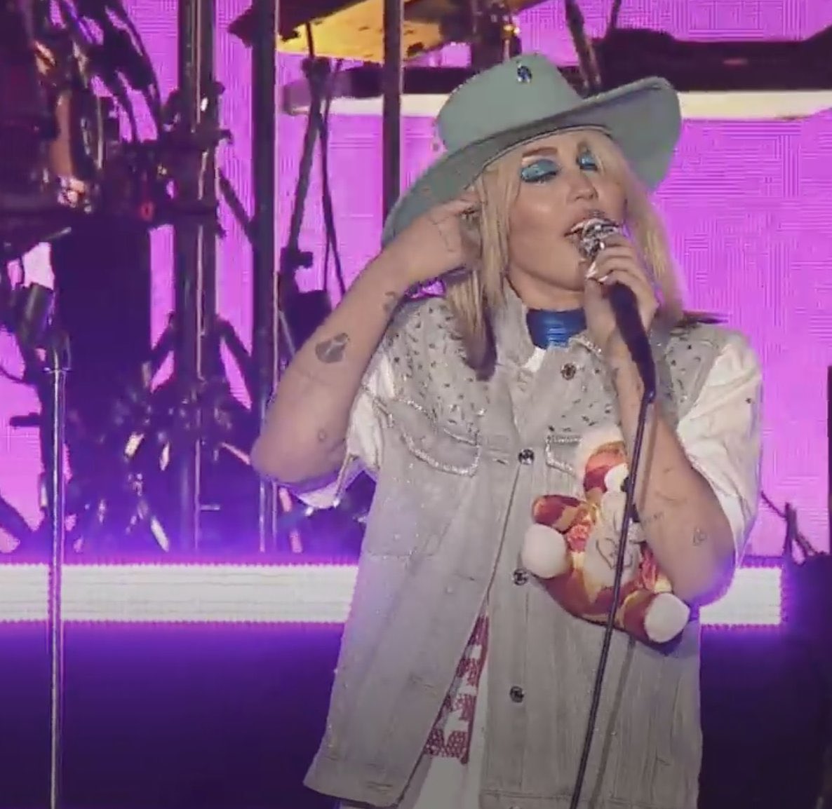 Kena Larrain eres tú? <a href="/javimishow/">Javiera Contador</a> #lollapaloozachile #LollaCL #MileyCyrus