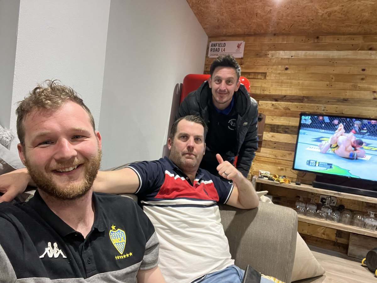 The group chat tweet media