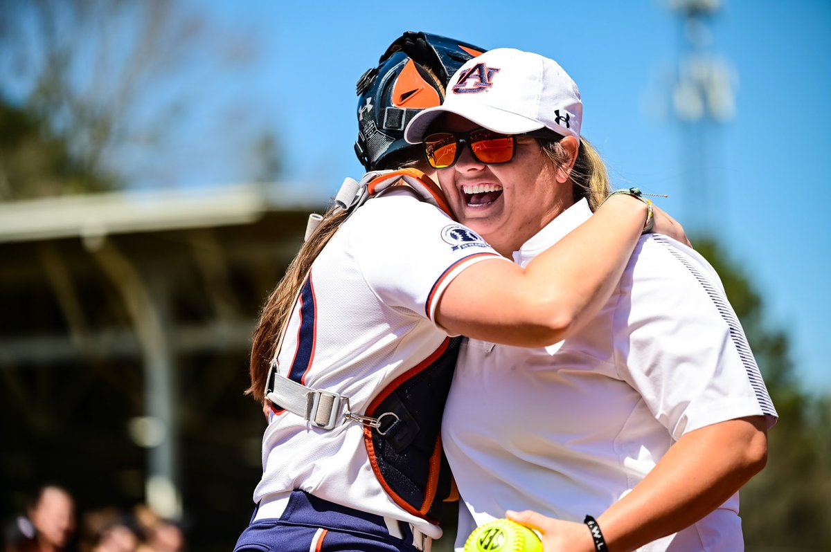 AuburnSoftball's tweet photo. The 🐐 threw out today’s ceremonial first pitch 😎

Congratulations @Emily5Car for your much deserved induction into the Tiger Trail of Auburn!

#WarEagle https://t.co/KUISwqZ0vk